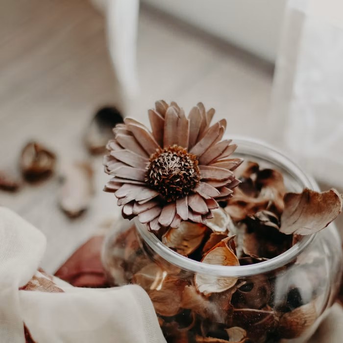 Soft flowers and calm details in the treatment room